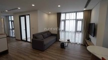 とにかく窓が多く明るい室内です