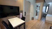 ダイニングテーブルと薄型のSmartテレビです