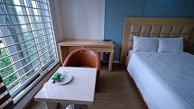 ベッド横に椅子とコーヒーテーブルがあります