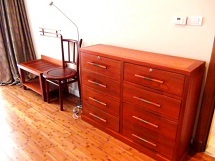 メインベッドルームの家具類、木質にはこだわって統一されています。