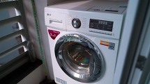 乾燥機能付き洗濯機がベランダに設置済み
