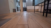 床も気持の良い木目です