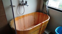 ８階２ベッドルームのお風呂は木製！木の香りが心地よいです。
