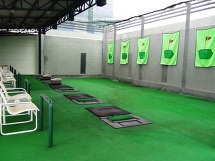 ゴルフの練習場「直ぐ隣にはパターの練習スペースも併設されています」