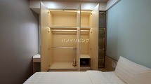 ベッドの隣にあるクローゼット
