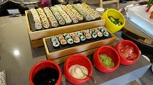 日本人入居率も高いので、お寿司は必須メニューです（ランチビュッフェのメニューです）