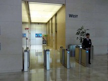 オフィスの入り口はWEST棟EAST棟の2手に分かれています