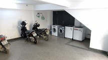 1階の洗濯スペースと駐輪スペース