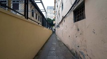 表通りからこの路地の先にあるんです