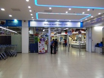 地下のショッピングモールには「OCEAN MART」があり、買い物至便です。