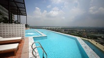 屋上プールは絶景が楽しめます（屋内プールではありません）