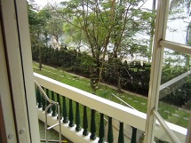 H棟のメゾネットタイプ2階から見下ろす庭とタイ湖のビュー