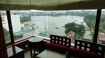 タイ湖を見下ろす素敵なロケーションです