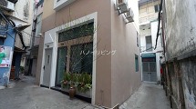 路地の角地にひっそりと建つ小規模なサービスアパートです