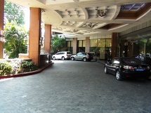隣接するMERIA HOTEL（メリアハノイホテル）のエントランス風景