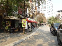 「Pham Huy Thong通り」は各種店舗が所狭しと並んでいます