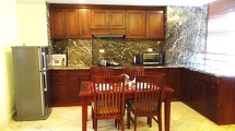 木目の家具と石の壁で統一されたキッチン