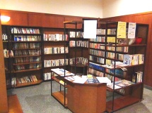 1階レセプション横にある日本の書庫