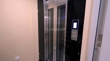 6階建てで全室4部屋のみ。5階と6階にはオーナーがお住まいです