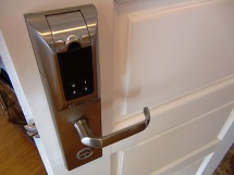 玄関扉は暗証番号と指紋認証で鉄壁のセキュリティです
