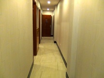 玄関からリビングへ通じる廊下。幅が広くゆったりとした間取りです。