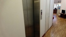 エレベーターの扉が玄関扉となるタイプです