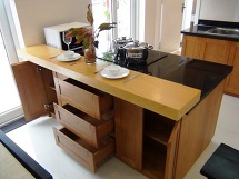 キッチン台兼ダイニングテーブル兼収納スペース「限られたスペースをうまくいかす材料を使っています」