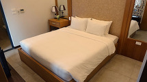 ホテル仕様を思わせるスプリングの効いたベッドです