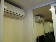 ベッドルームとリビングに一つずつ冷暖房完備のエアコンがあります