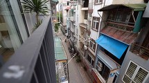 細い道路際に建つので静かな環境です