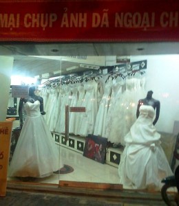 ハノイの町並みに突然表れるウエディングドレスのお店