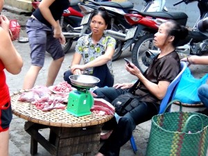 「ドンスアン市場」でたくましくお肉を売るおばちゃん達