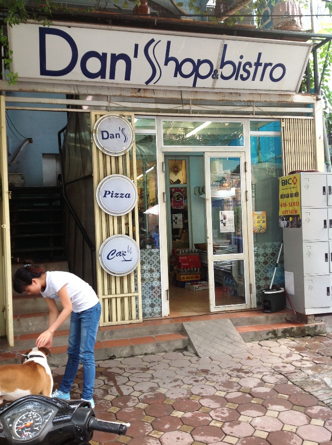 Dan's Shopの店構え「ブルドックのわんちゃんが目印です」