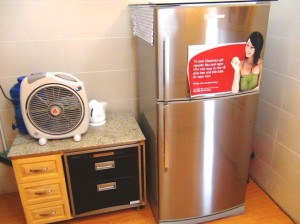 横幅の広い冷蔵庫と食器乾燥機