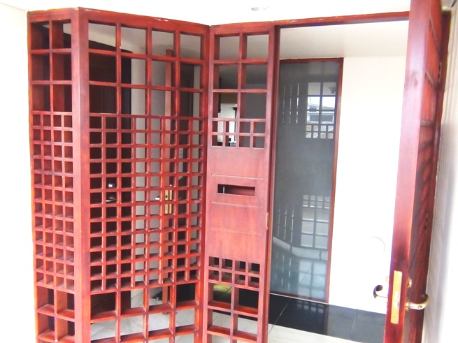 日本のマンションを思い出させる木の格子で組まれた玄関ゲート