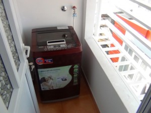 バルコニーにある洗濯機「共同の洗濯機ではなく皆様専用の洗濯機です」