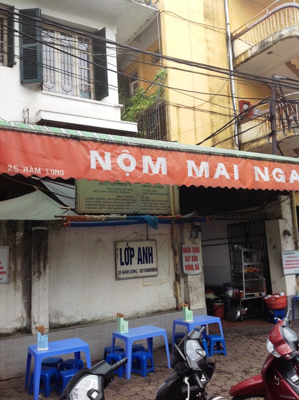お店の面構え「通り添いにあるどこにでもあるようなベトナム食堂です」