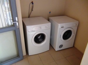 乾燥機と洗濯機がセットでベランダに配備しております