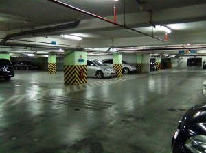 地下駐車場「地下5階分が全て駐車スペース。ハノイでも屈指の収容能力のあるビルです」