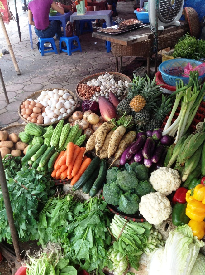 近郊農家が持ってきたみずみずしい野菜の数々（リンラン市場にて）