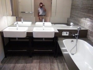 洗面台は2つ「広い鏡が開放的ですね」