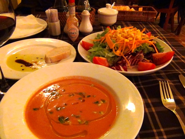 本格パスタが食べられる「Luna d'autunno」の前菜のスープとサラダです