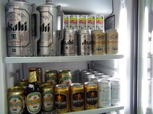 日本のビールは当たり前です「冷蔵していない缶ビールも安く並んでいます」