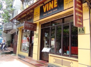 「VINE RESTAURANT & WINE BAR」。住所は「1A Xuan Dieu」。通りに降り立ち初っぱなからワインレストランが目に飛びこんできます