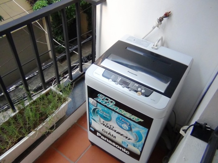 ベランダにある洗濯機「ハウスキーパーさんがこの洗濯機を使って洗ってくれます」