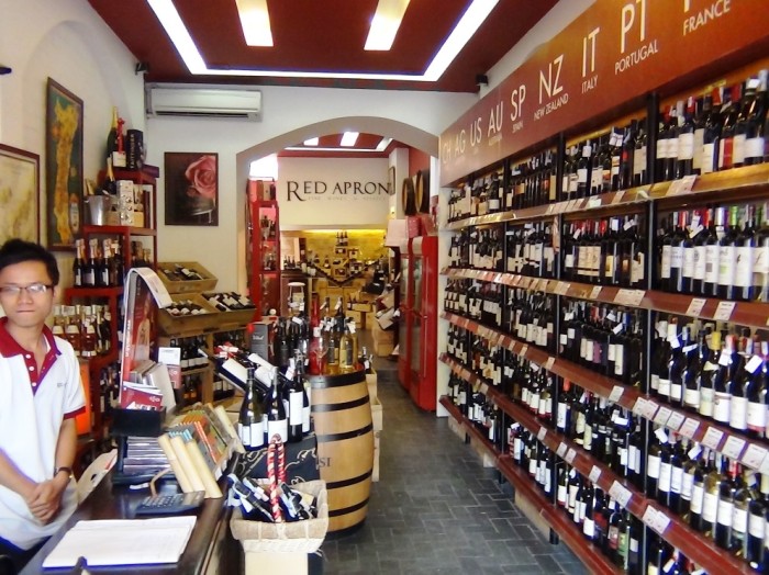 「Xuan Dieu通り」になんと2店舗（28 Xuan Dieuと91 Xuan Dieu）出しているワイン専門店「Red Apron」。20年以上前から営業している老舗のワインセラーです