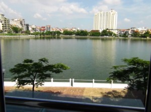 タイ湖の向こうはシェラトンホテルが見えています