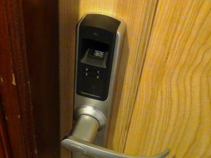 玄関扉は指紋認証とパスワードを組み合わせたセキュリティ万全の施錠がついています