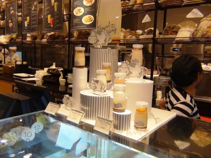 PARIS BAGUETTE Cafeにて「Royal Puddingのカラメル味、マンゴー味、ミルク味、オレンジ味等があります」