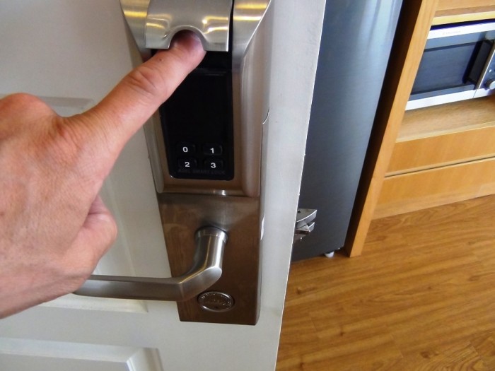 玄関キーは指紋認証＋暗証番号で開閉する仕組みです